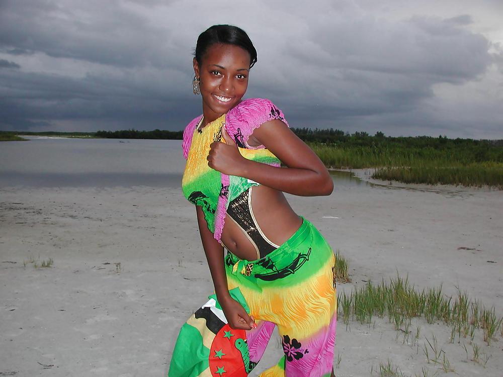 25P CUTE BLACK TEENS ON THE BEACH III