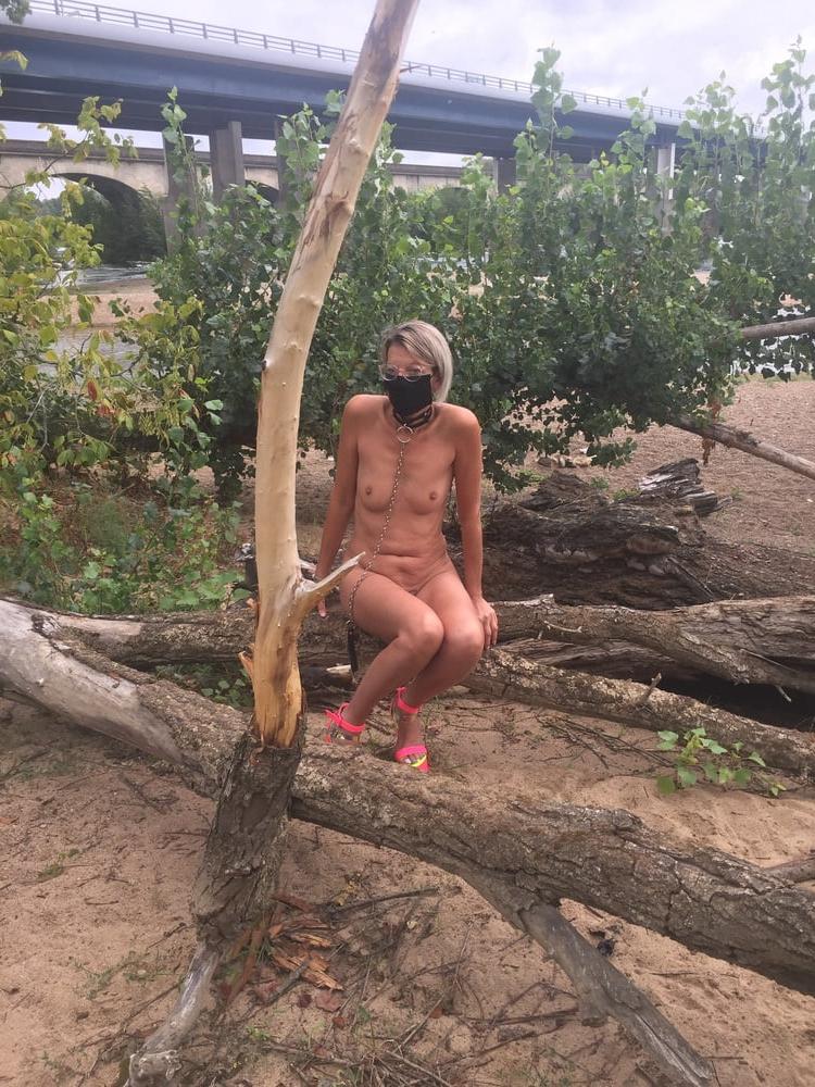 25P Slut flashing no panties collier outdoor