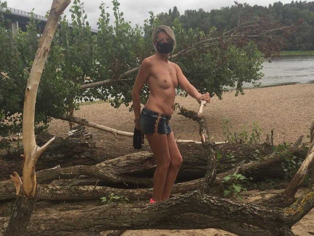 25P Slut flashing no panties collier outdoor