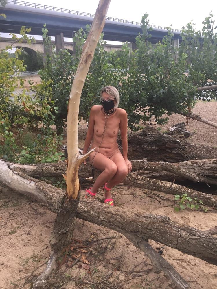 25P Slut flashing no panties collier outdoor