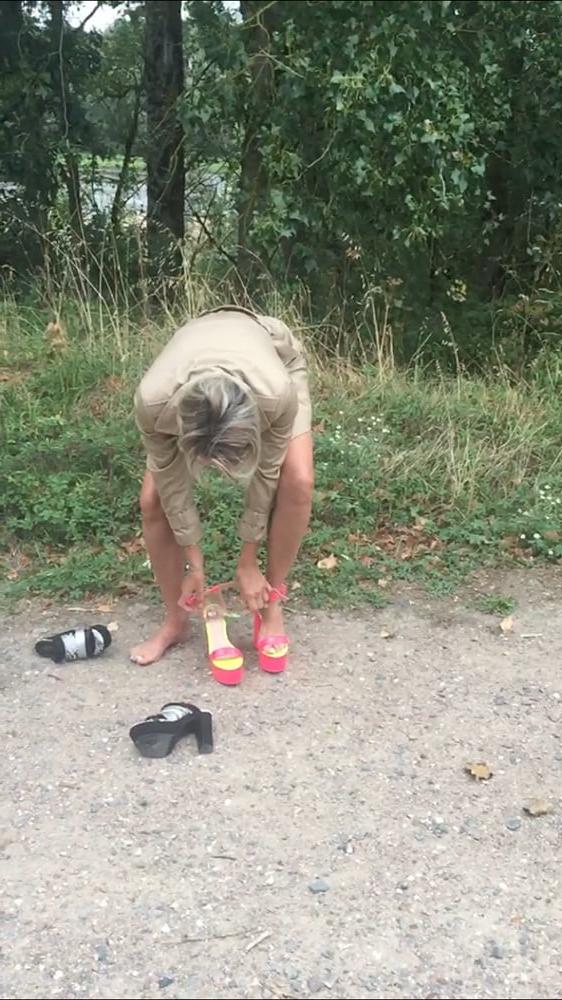 25P Slut flashing no panties collier outdoor