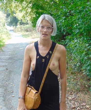 25P Slut flashing no panties collier outdoor