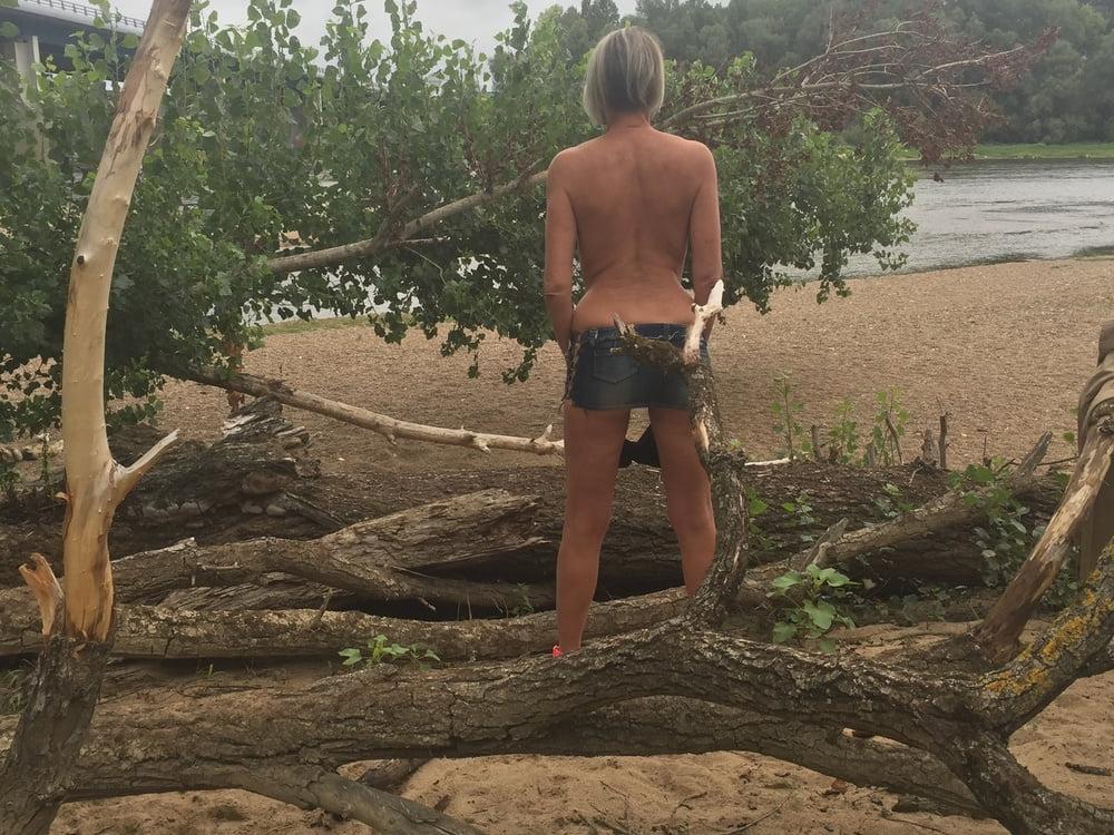 25P Slut flashing no panties collier outdoor