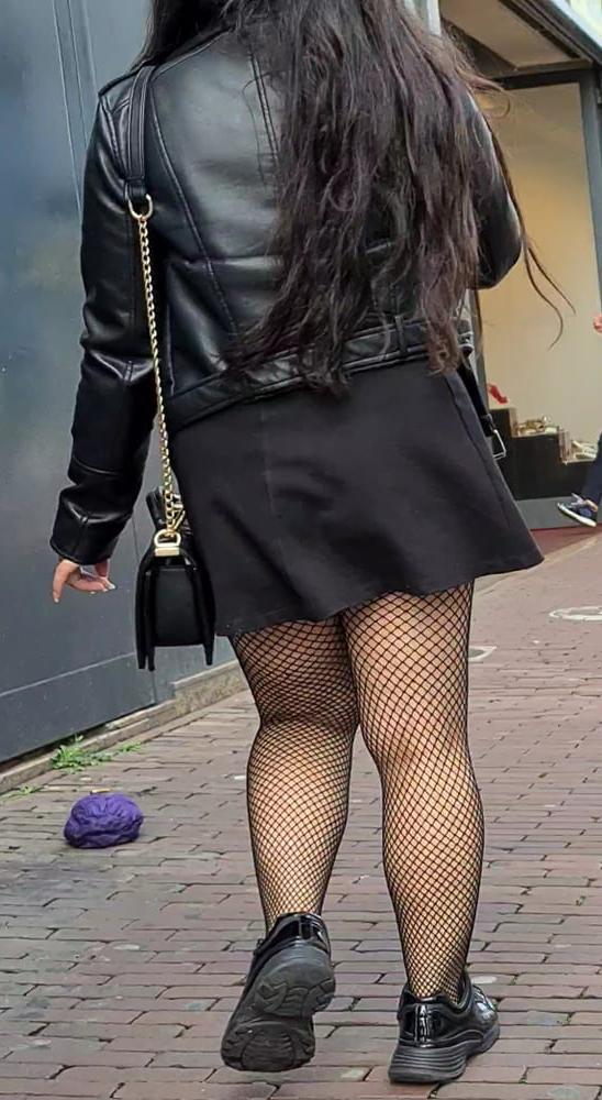 19P Voyeur pantyhose legs