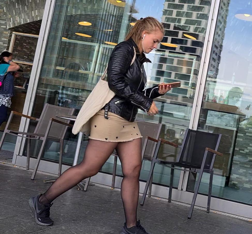 19P Voyeur pantyhose legs