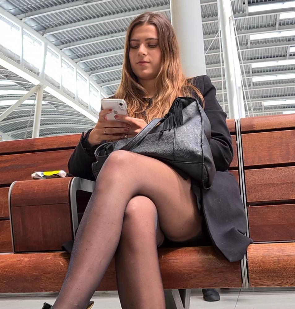 19P Voyeur pantyhose legs