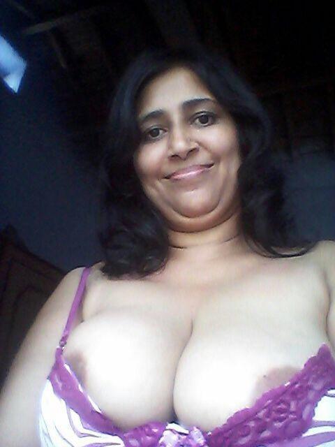 25P Desi maa ke bade chuche