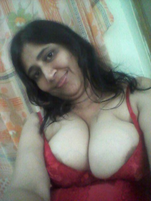 25P Desi maa ke bade chuche