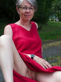 25P Upskirt legs open