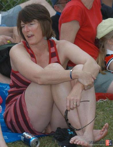 25P Upskirt legs open