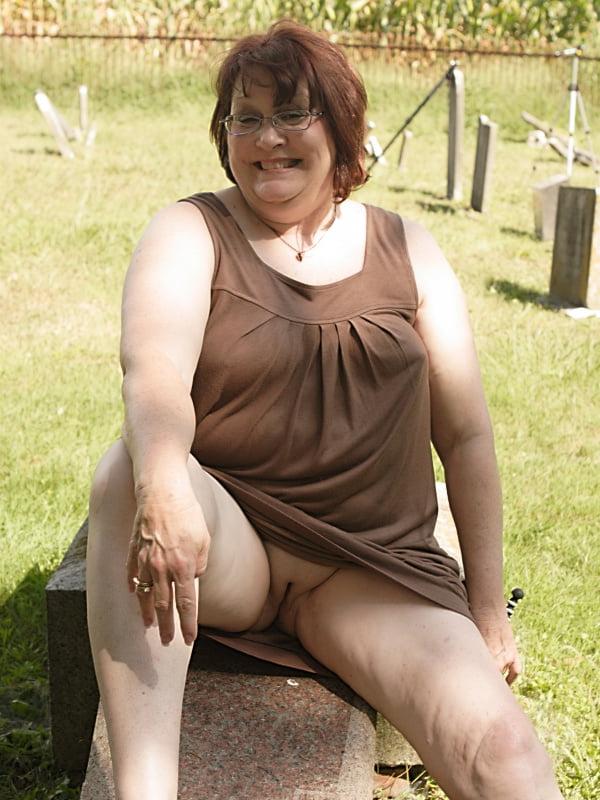 25P Upskirt legs open