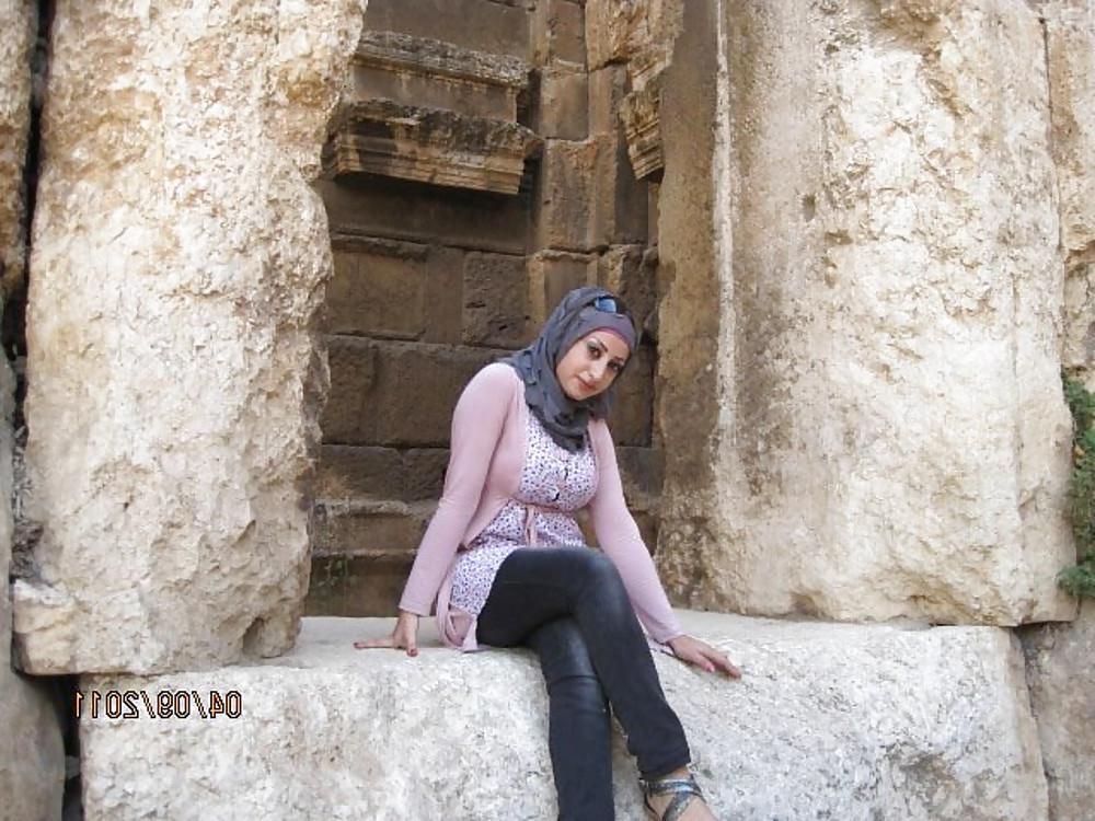 12P Voluptous arab woman