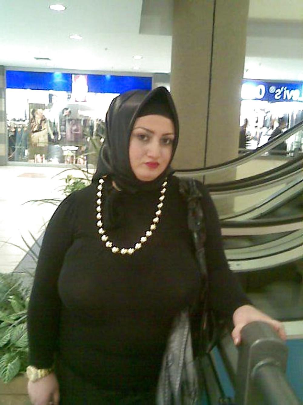 12P Voluptous arab woman