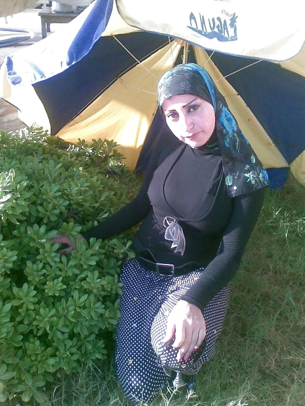 12P Voluptous arab woman