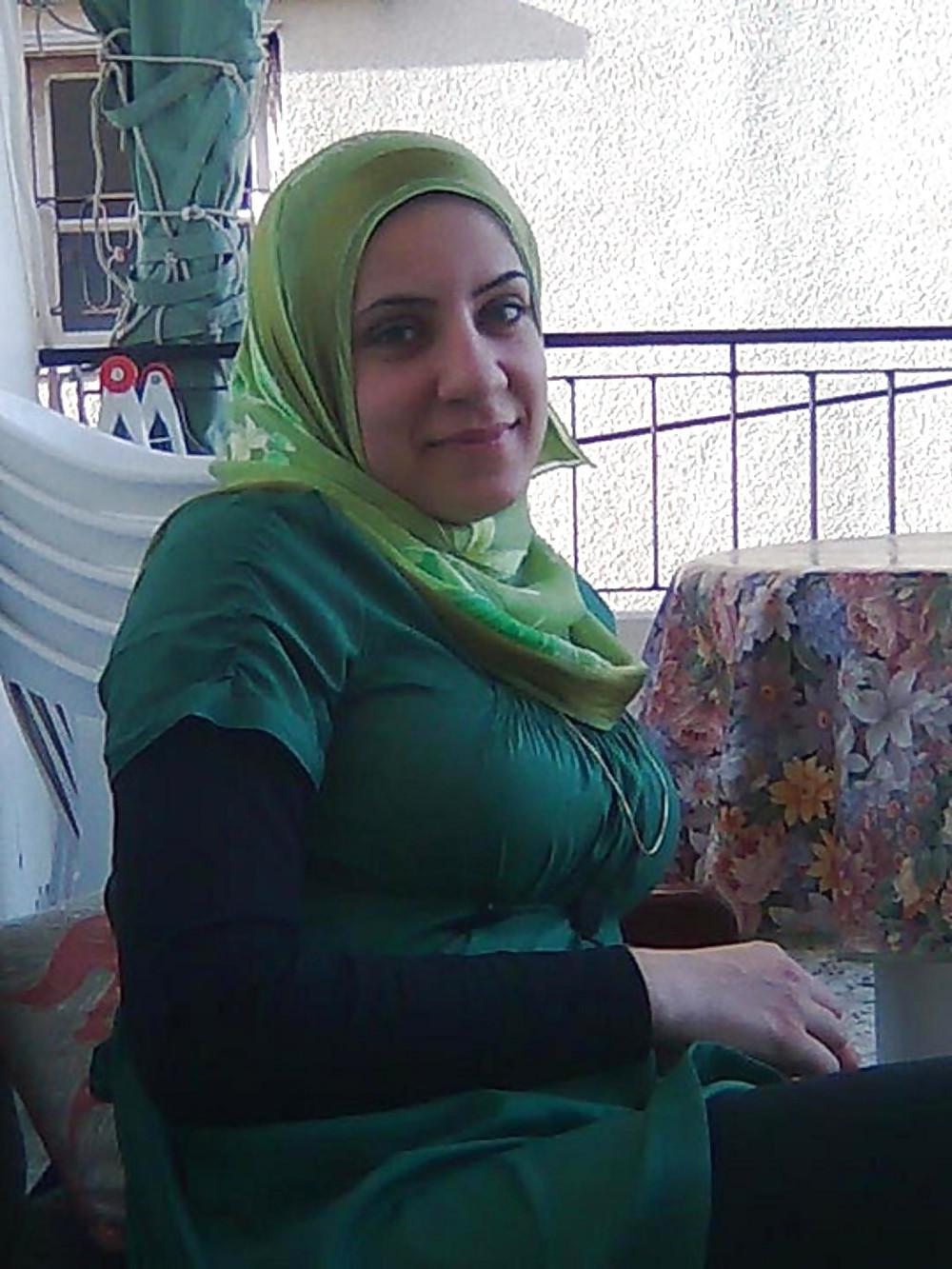 12P Voluptous arab woman