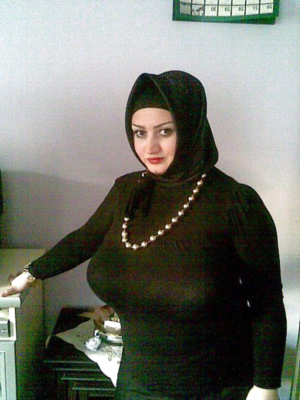 12P Voluptous arab woman