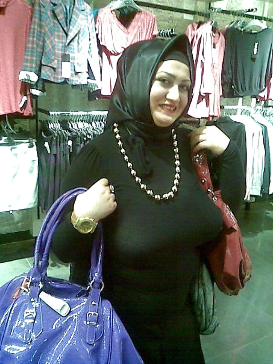 12P Voluptous arab woman