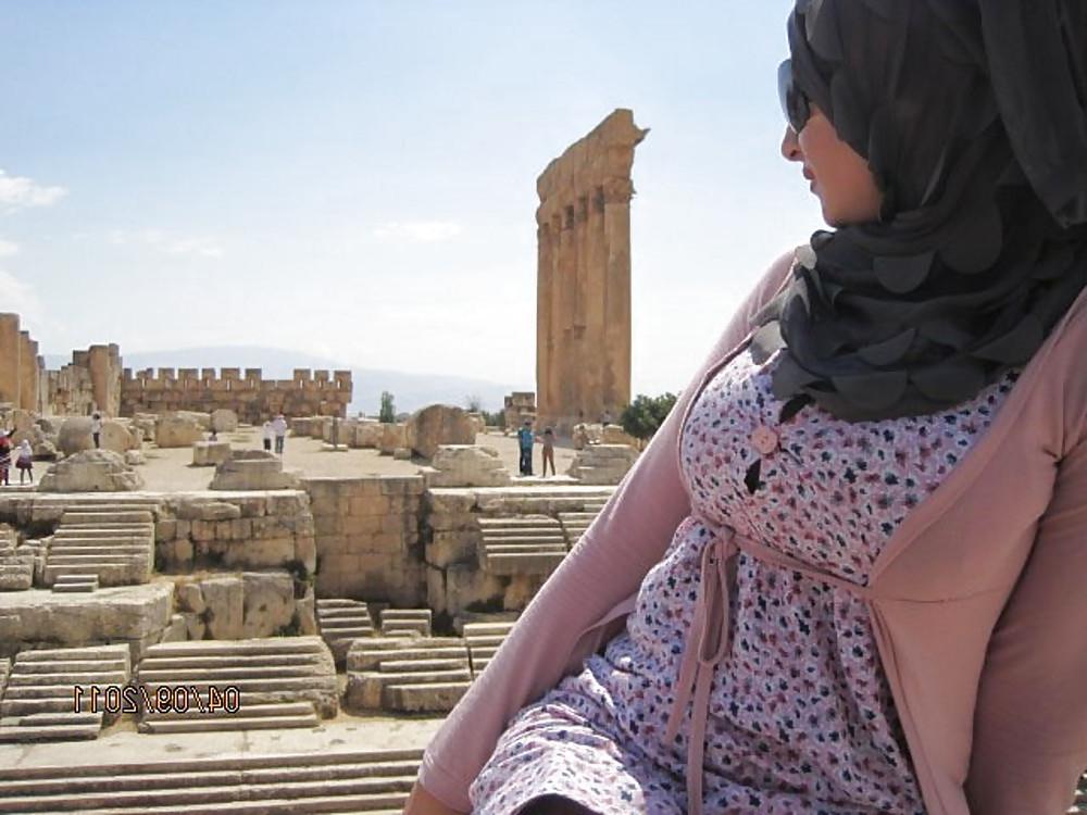 12P Voluptous arab woman