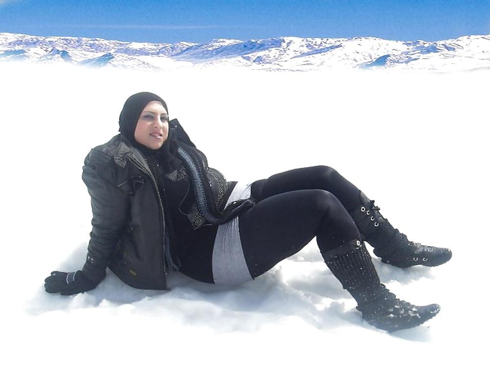 12P Voluptous arab woman