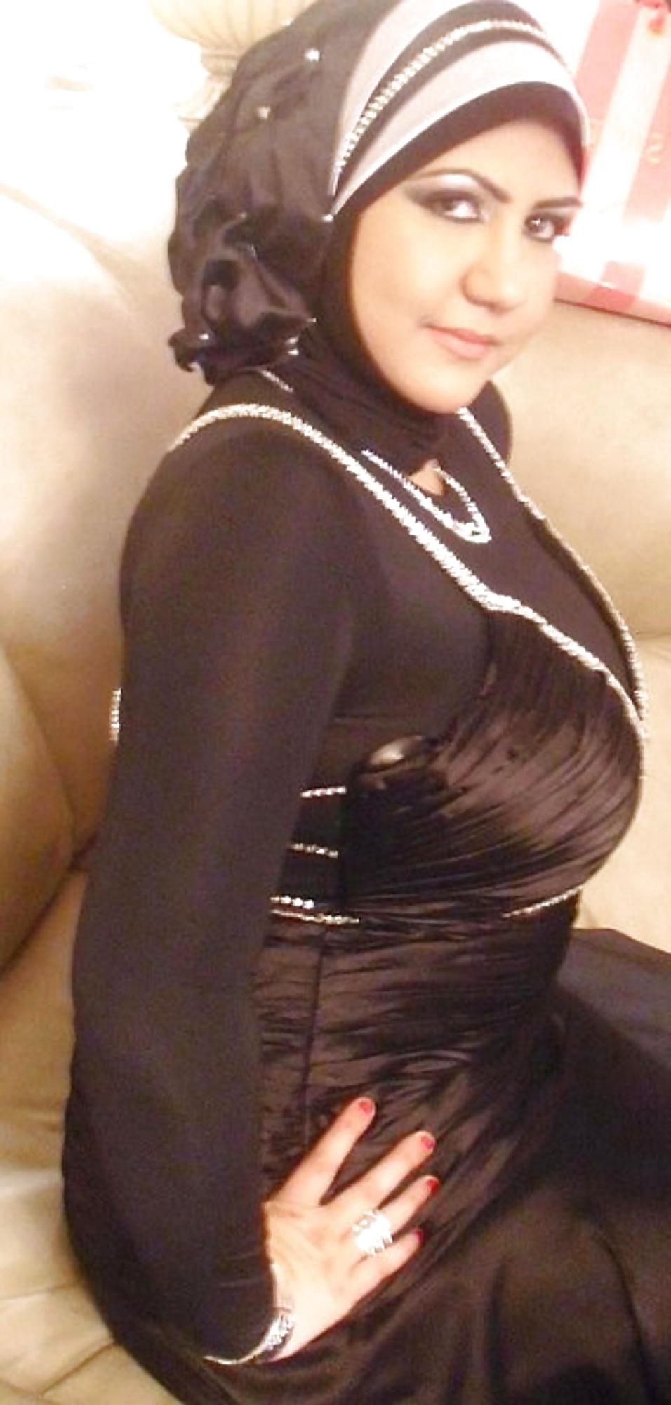 12P Voluptous arab woman