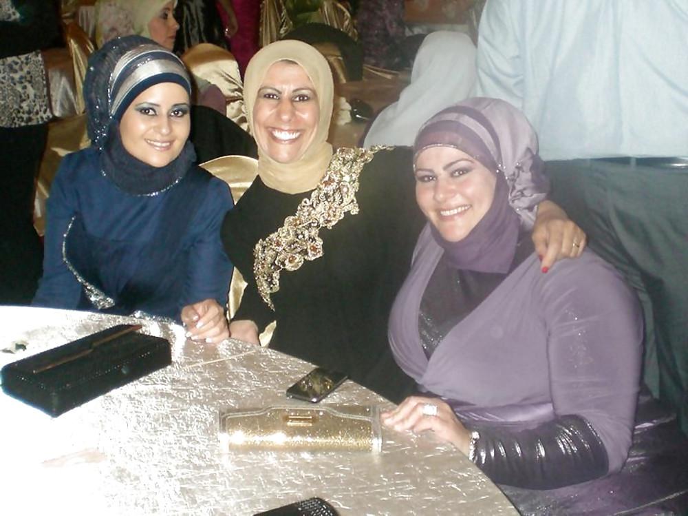 12P Voluptous arab woman