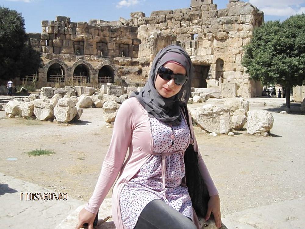 12P Voluptous arab woman