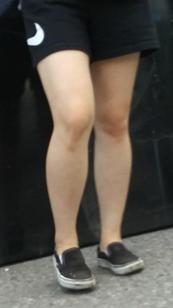 25P Candid legs and feet....