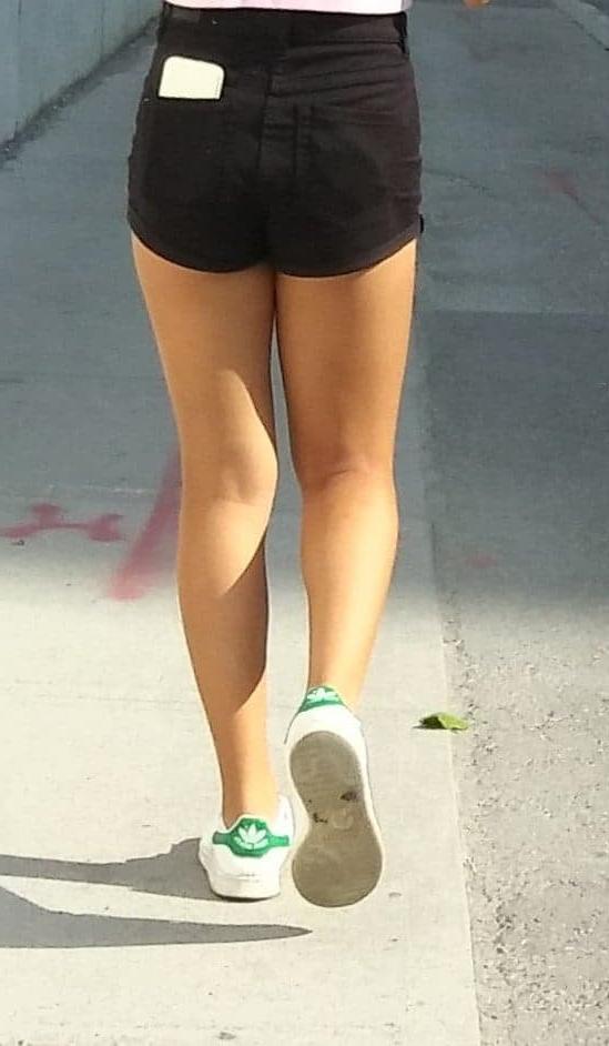 25P Candid legs and feet....