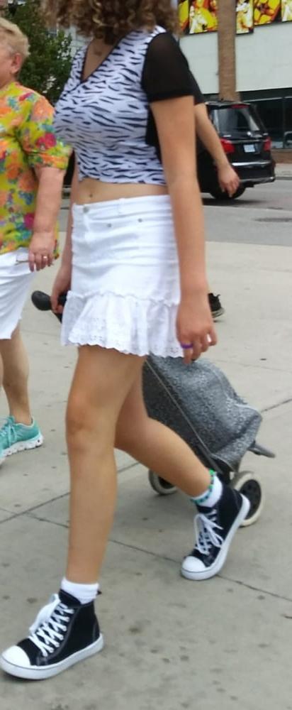25P Candid legs and feet....