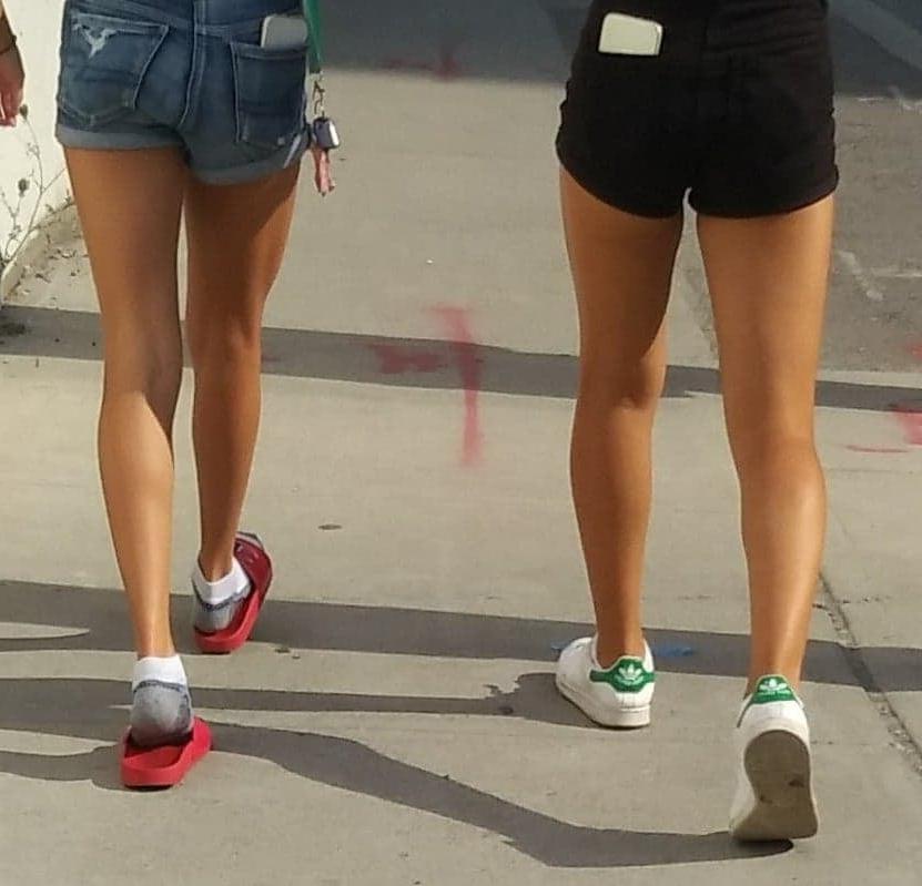 25P Candid legs and feet....