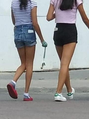 25P Candid legs and feet....