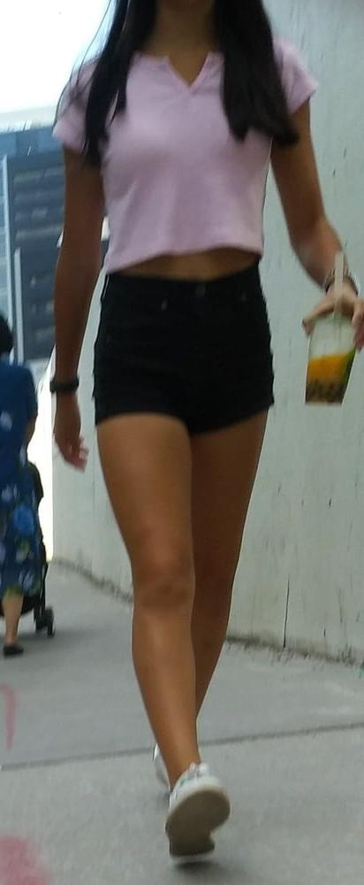25P Candid legs and feet....