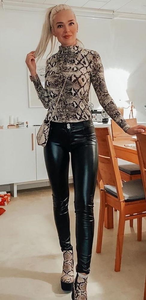 25P Amateur Leather Covered Sluts August 2020