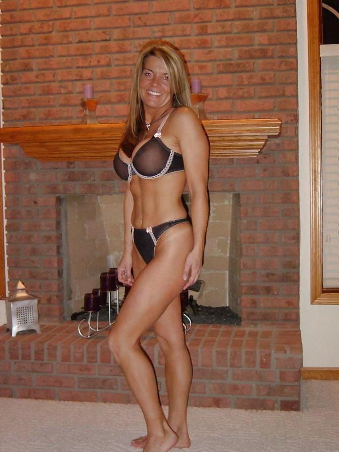 25P A DAMNED HORNY MILF