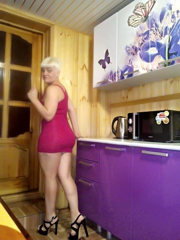 9P woman with super ass and legs