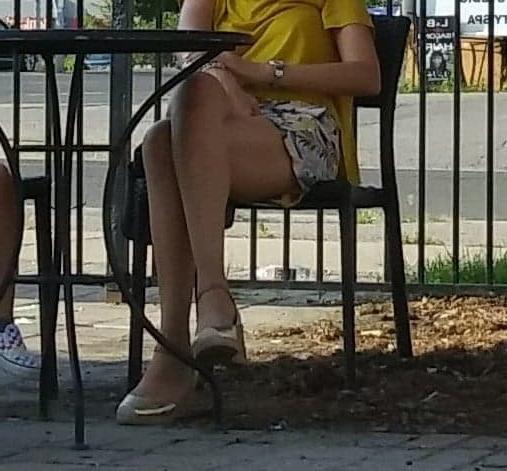 25P Candid legs and feet....