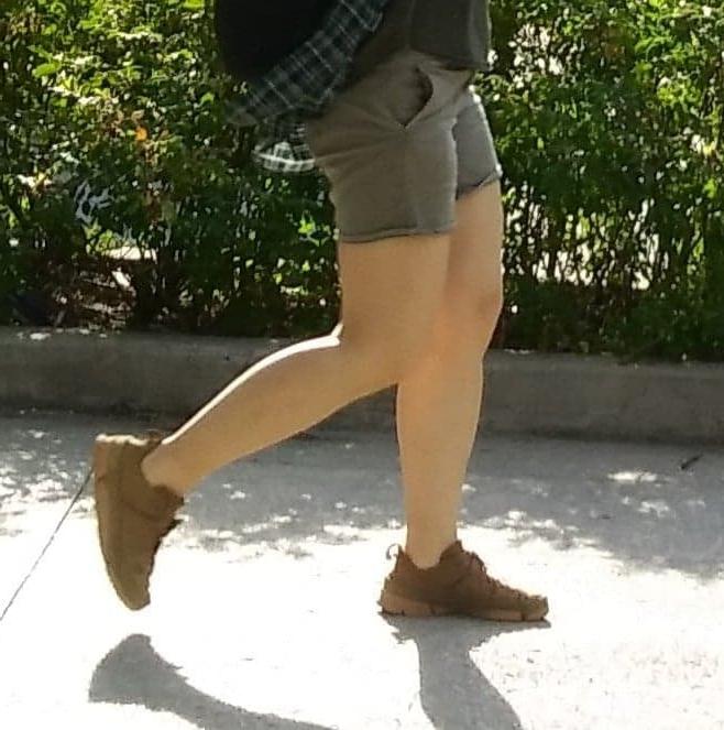 25P Candid legs and feet....