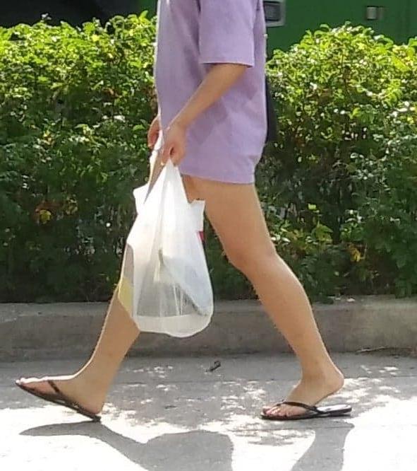 25P Candid legs and feet....