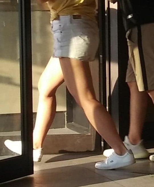 25P Candid legs and feet....