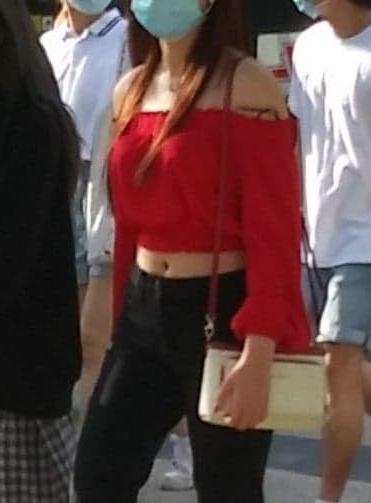 25P Candid legs and feet....
