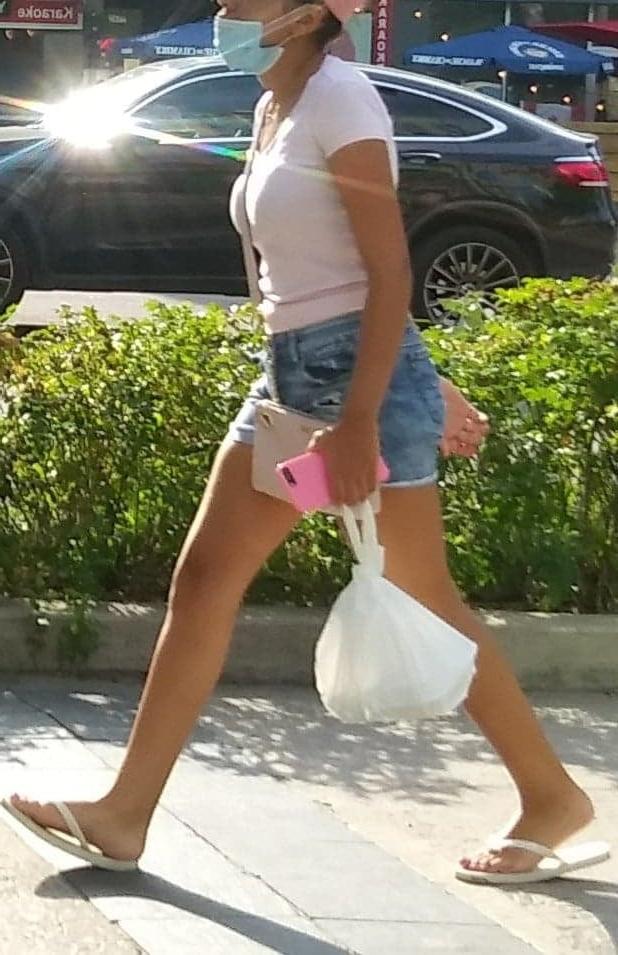 25P Candid legs and feet....