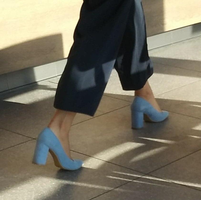 25P Candid legs and feet....
