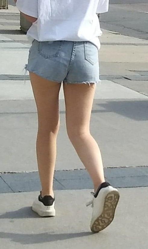 25P Candid legs and feet....