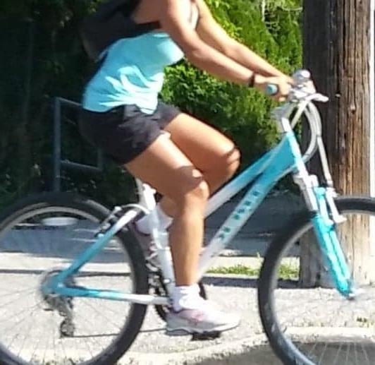 25P Candid legs and feet....