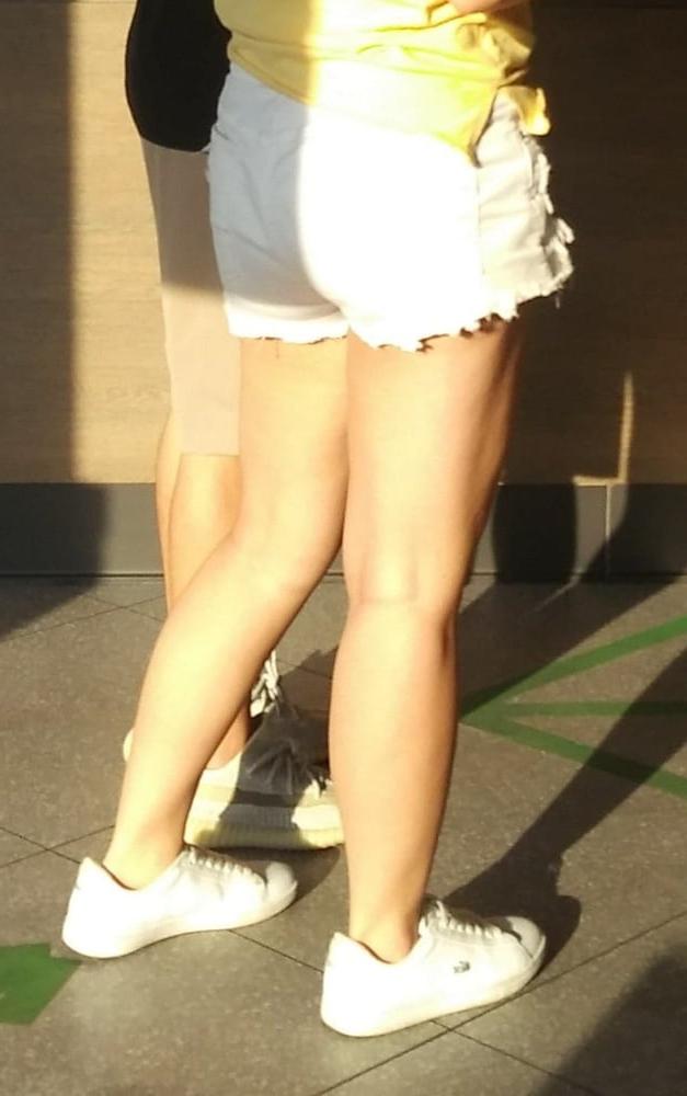 25P Candid legs and feet....