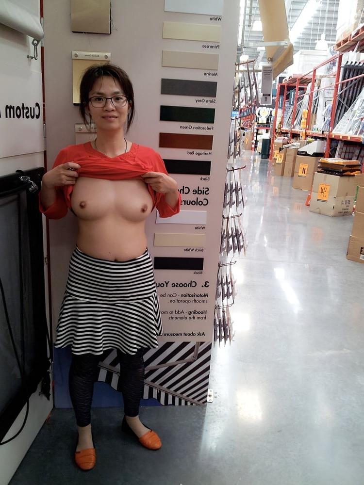 6P Chinese milf flashing in public