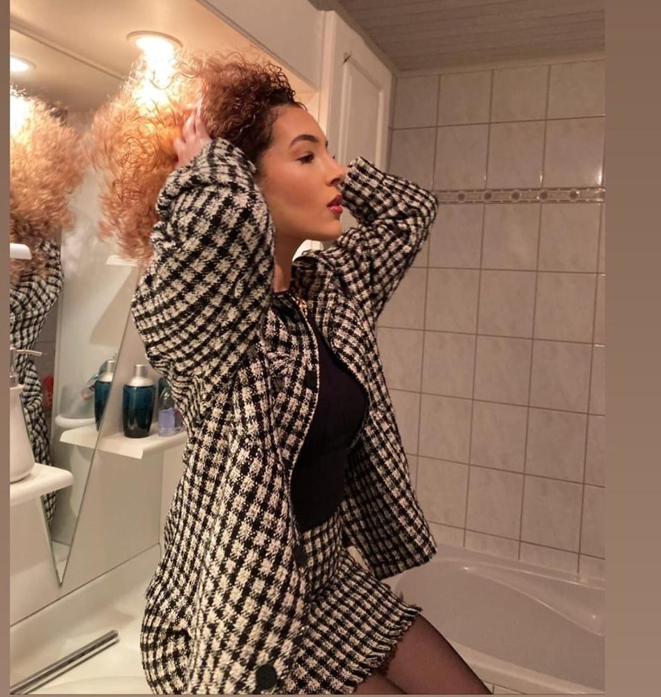 25P Wild curly hoe with great ass