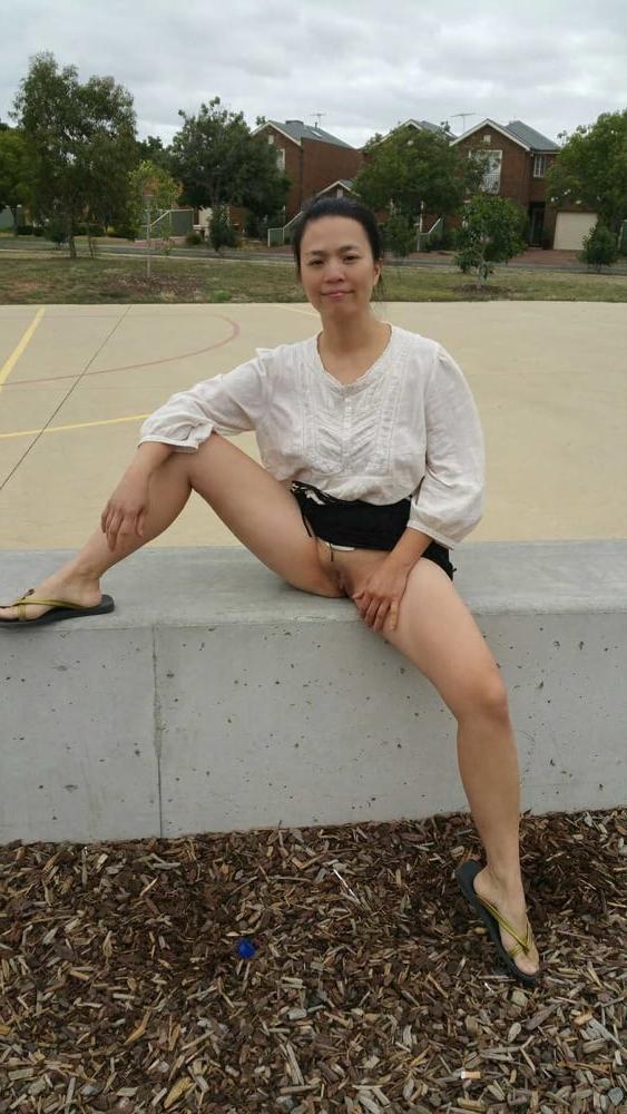 20P Chinese milf flashing in public