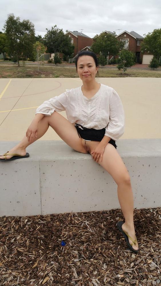 20P Chinese milf flashing in public