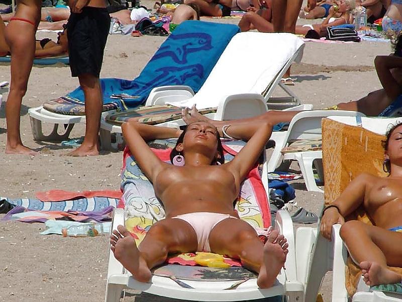 25P Topless Nude Beach 10